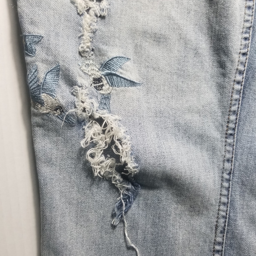 SAKS FIFTH AVENUE WOMEN'S RELAXED CROP DISTRESSED HUMMINGBIRD JEANS SIZE 31 - Picture 14 of 16